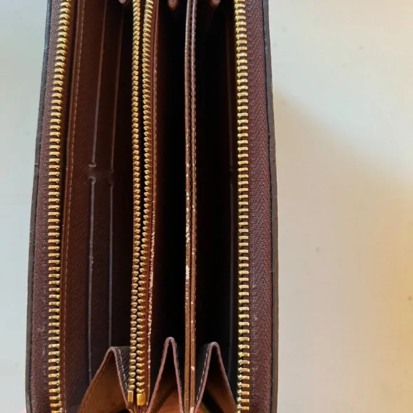 Louis Vuitton | Zippy Wallet w/ Brown Interior | Good to Great Condition - Picture 13 of 14